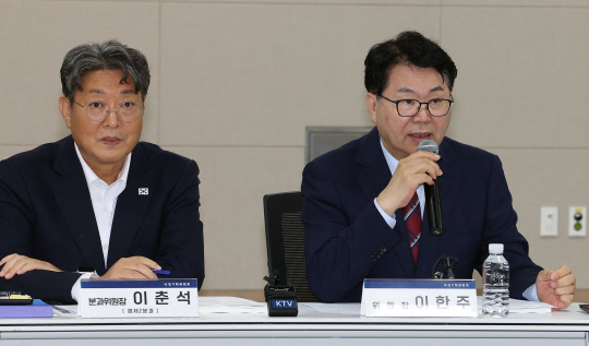 대통령직속 국정기획위원회 이한주(오른쪽) 위원장이 18일 오후 정부세종컨벤션센터에서 열린 경제2분과 종소벤처기업부 업무보고에서 인사말을 하고 있다. 왼쪽은 경제2분과장인 이춘석 더불어민주당 의원.<연합뉴스 사진>
